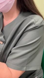 Beneficios:
1. Limpieza Profunda de Poros: La implosión de las partículas de carbono limpia mecánicamente los conductos pilosebáceos.
2. Unificación del Tono: Ayuda a atenuar hiperpigmentaciones superficiales y manchas post-acné.
3. Luminosidad Estructural: Devuelve la vitalidad a pieles fatigadas o expuestas a contaminantes ambientales.
4. Regula la producción de sebo: ideal para pieles grasas.
#LaserQSwitch #CarbonPeel #SaludCutanea #centroestetico #amesteticavanzada