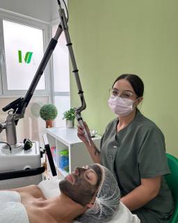 Carbón Peel con Láser Q-Switched
¡La limpieza profunda que tu piel necesita!
💎 Beneficios principales:
✔️ Limpieza profunda y desintoxicación de poros
✔️ Reduce grasa y minimiza poros dilatados
✔️ Mejora el acné y puntos negros
✔️ Unifica el tono y aporta luminosidad
✔️ Estimula colágeno y mejora la textura
✔️ Procedimiento rápido, seguro y sin tiempo de recuperación
Ideal para piel grasa, con acné o poros visibles.
Resultados visibles desde la primera sesión.