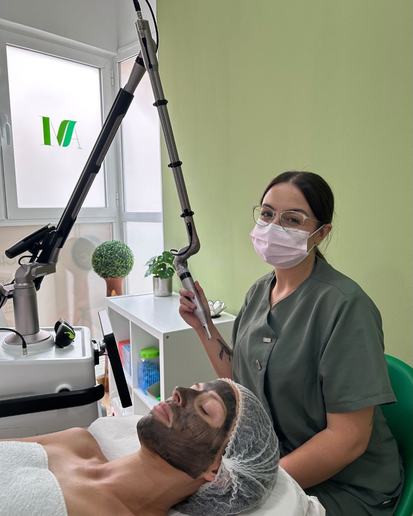 Carbón Peel con Láser Q-Switched
¡La limpieza profunda que tu piel necesita!
💎 Beneficios principales:
✔️ Limpieza profunda y desintoxicación de poros
✔️ Reduce grasa y minimiza poros dilatados
✔️ Mejora el acné y puntos negros
✔️ Unifica el tono y aporta luminosidad
✔️ Estimula colágeno y mejora la textura
✔️ Procedimiento rápido, seguro y sin tiempo de recuperación
Ideal para piel grasa, con acné o poros visibles.
Resultados visibles desde la primera sesión.